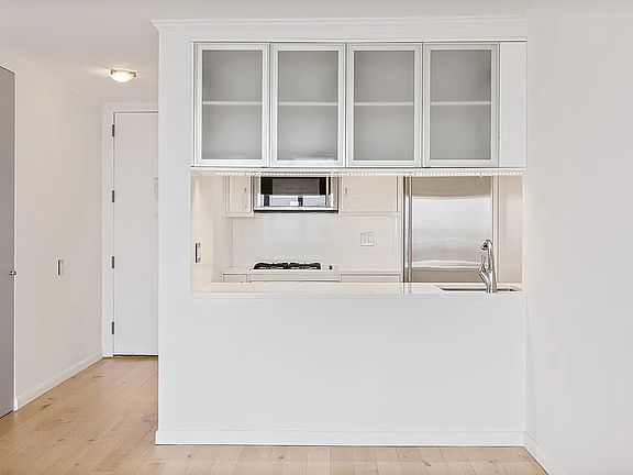 4th image of 500 W 43rd St APT 24J