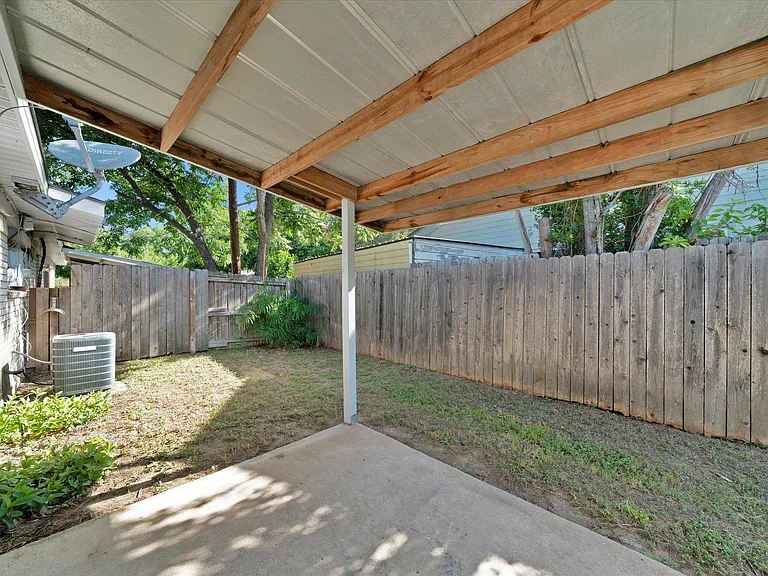 1129 W San Antonio St — Photo 4