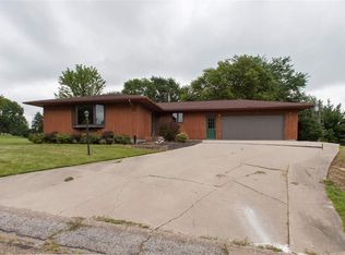 208 Fairview Dr, Wellman, IA 52356