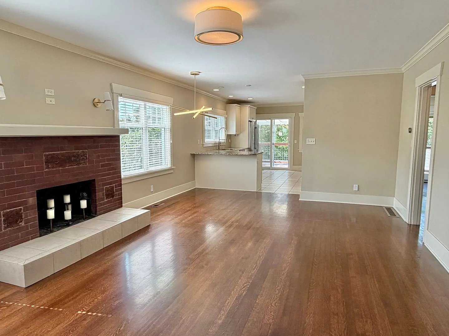 Charming Phinney Ridge Retreat - Spacious 3 Bedroom Home W/Fenced Yard & Garage! Available Now! — Photo 3
