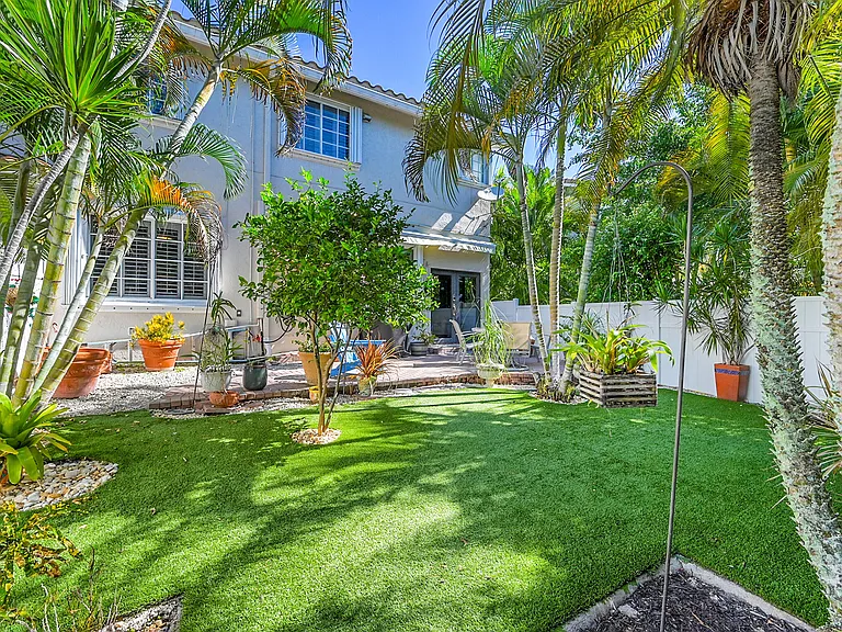 2922 Port Royale Ln S — Photo 36