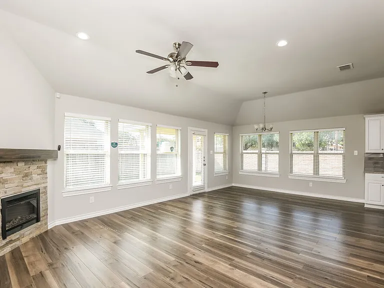 917 Linden Dr — Photo 3