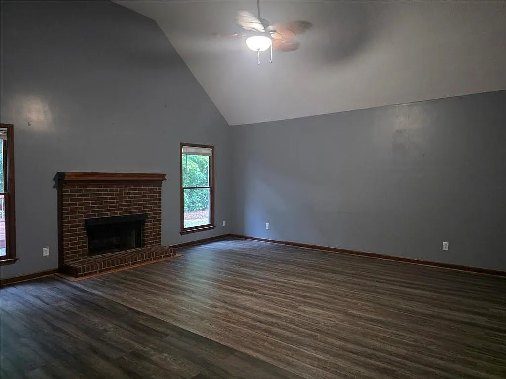 3 bed, 2.0 bath, 2300 sqft, $2,200 — Photo 2