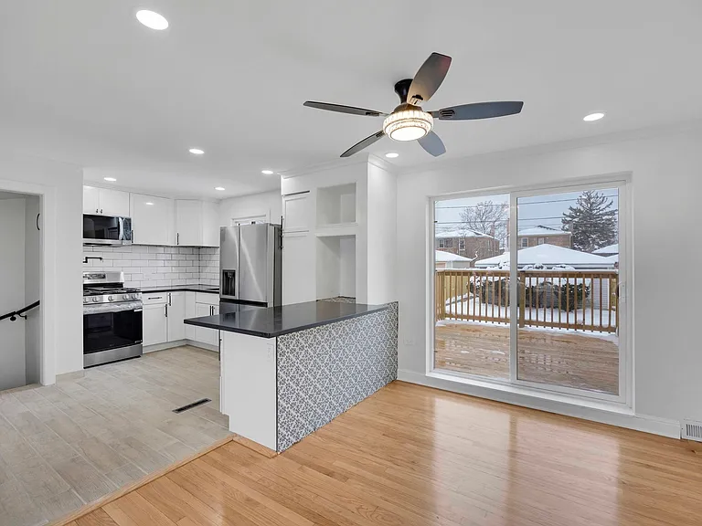 10606 S Vernon Ave — Photo 4