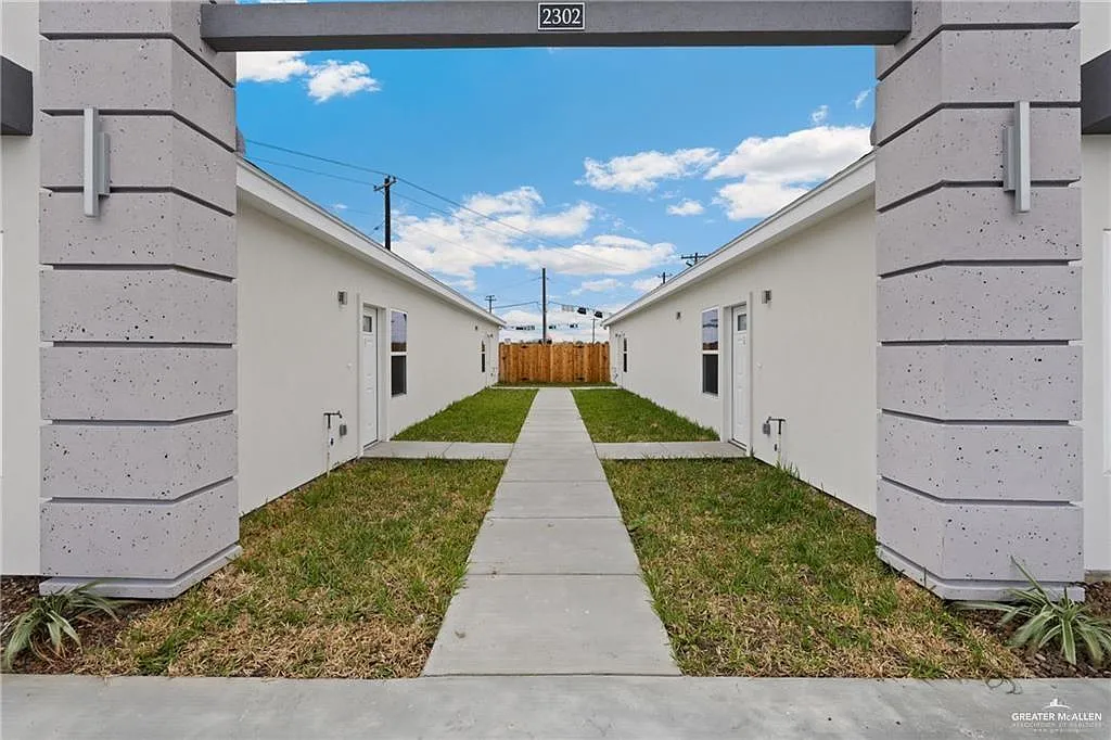 2 bed, 2.0 bath, 3678 sqft, $1,300 — Photo 2
