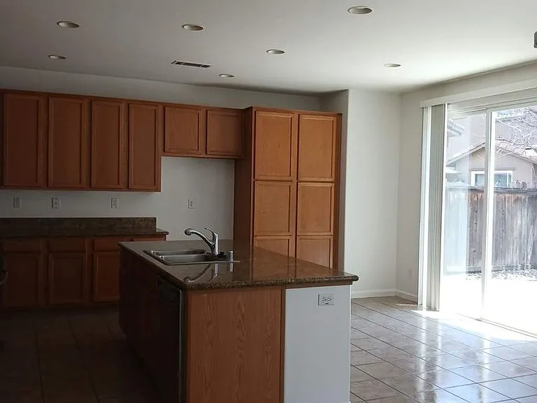 2435 Hanson Dr — Photo 2