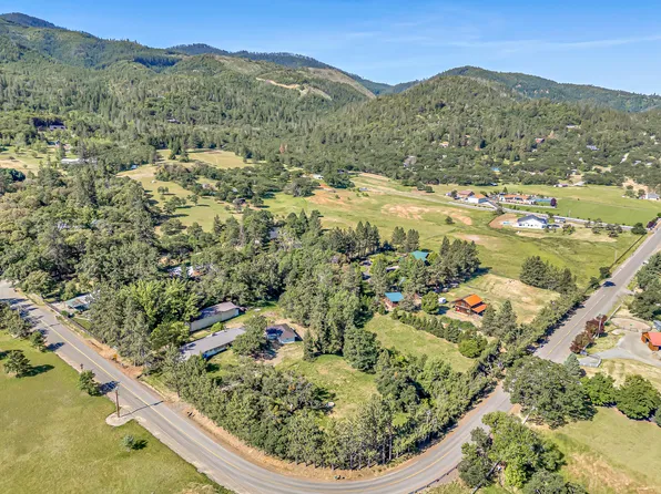 6200 Dark Hollow Rd, Medford, OR 97501