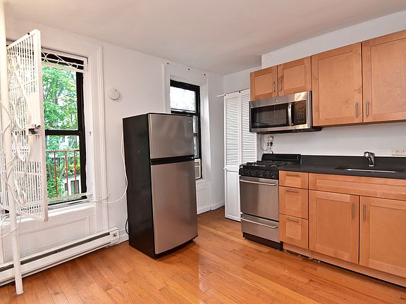 2nd image of 526 E 6th St APT 10