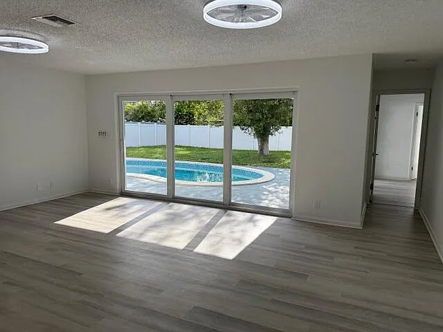 28 SW 9th Ave — Photo 7