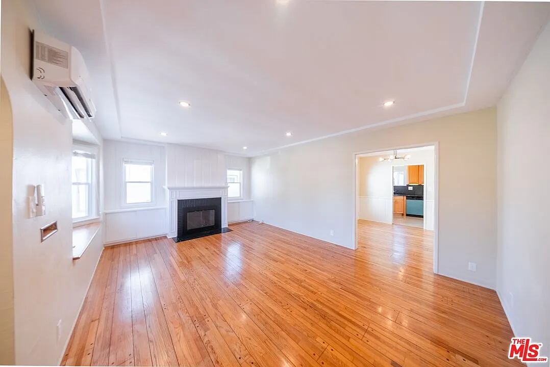3 bed, 2.0 bath, 1333 sqft, $5,200 — Photo 3