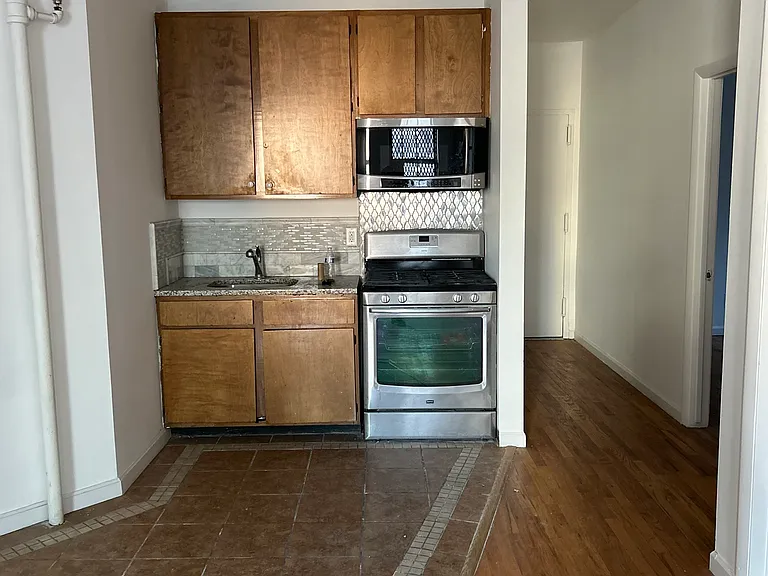 445 W 37th St #5R — Photo 2