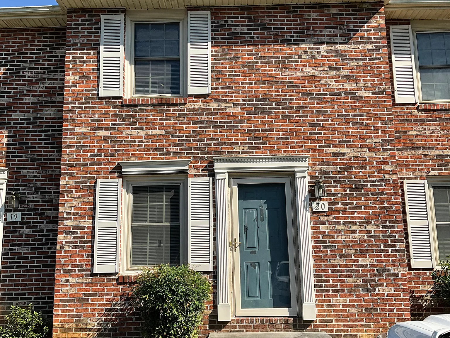 2811 E Oakland Ave — Photo 2