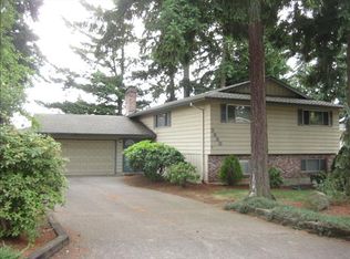 7530 Ridgewood Dr, Gladstone, OR 97027