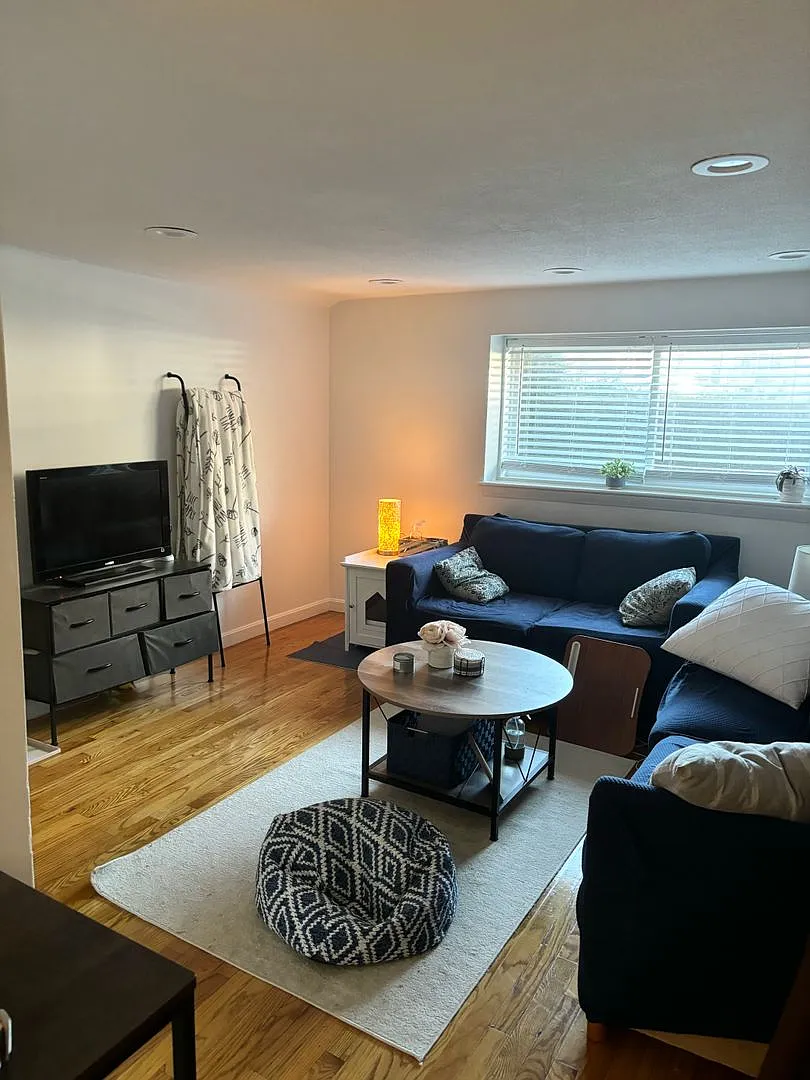 No Fee ~ Great Brighton 2 Bed With Parking Avail For Rent ~ Cat & Small Dog-Friendly — Photo 1