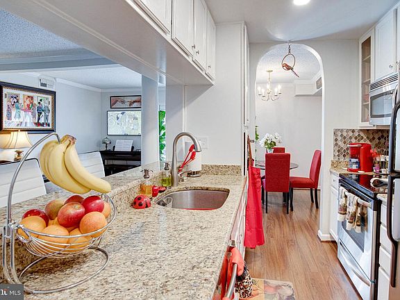 4th image of 15621 Horseshoe Ln #621