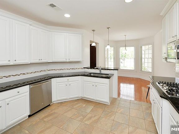 5th image of 99 Windsor Ln