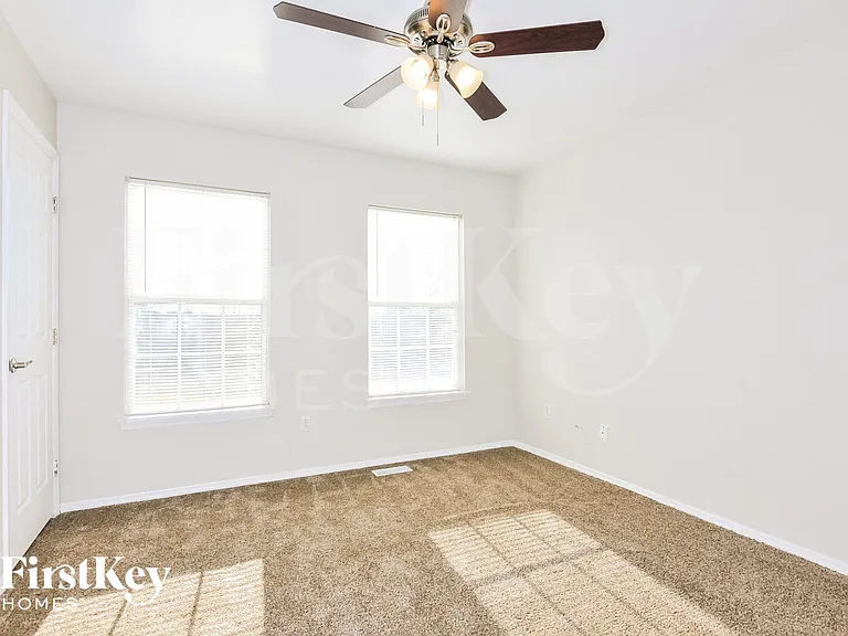 209 Royallsprings Pkwy — Photo 11