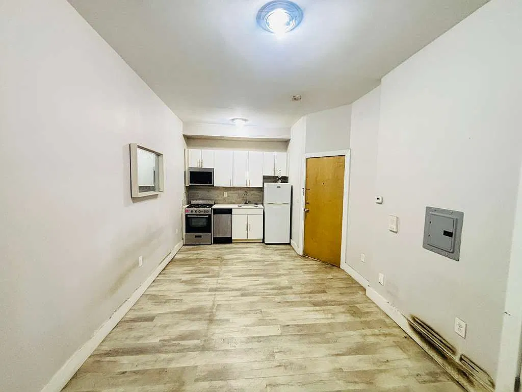 207 Webster Ave — Photo 4