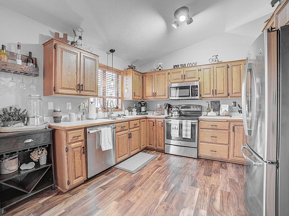 4th image of 920 W Main St