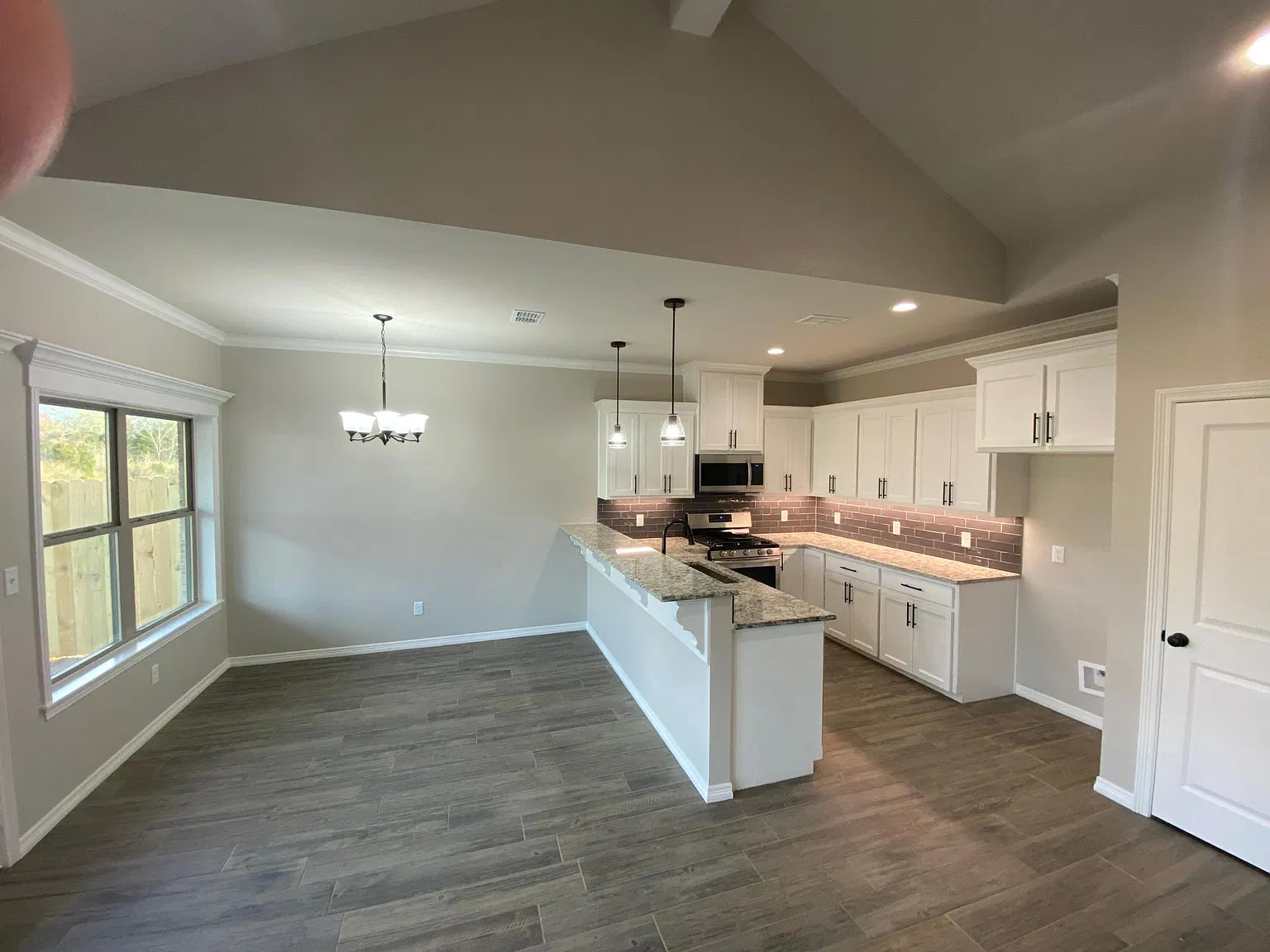 416 Grace Ave — Photo 2
