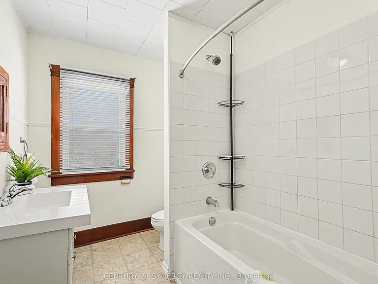 51 McGill St N — Photo 11