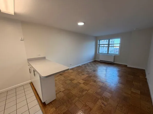 1470 First Avenue image 1 of 4
