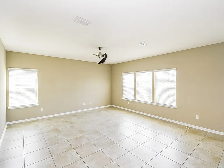 918 Glendale Ln — Photo 5
