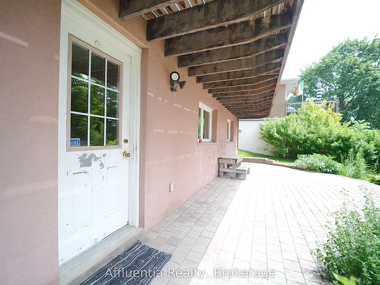 480 Elizabeth St — Photo 7