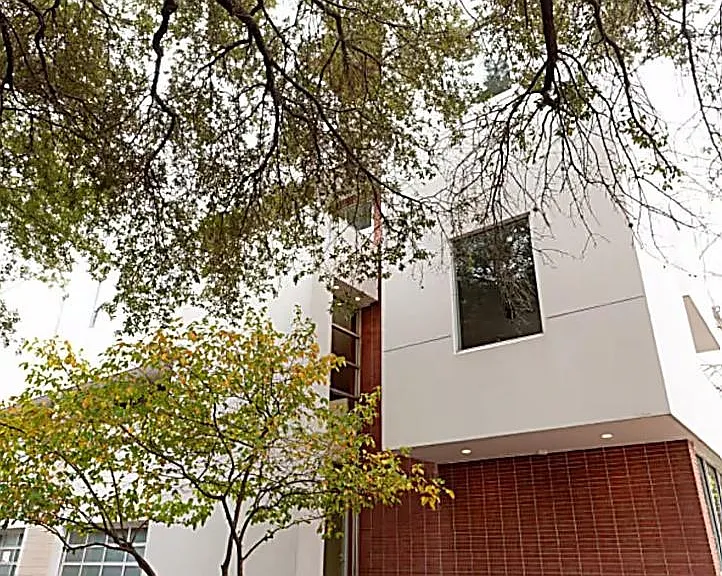 4904 S Shepherd Dr — Photo 2