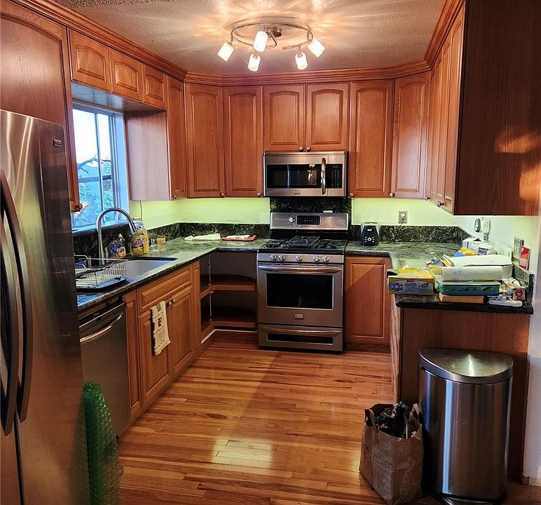 1st image of 24066 Lakeview Dr