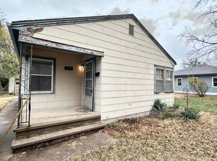 318 SW 4th St, Newton, KS 67114