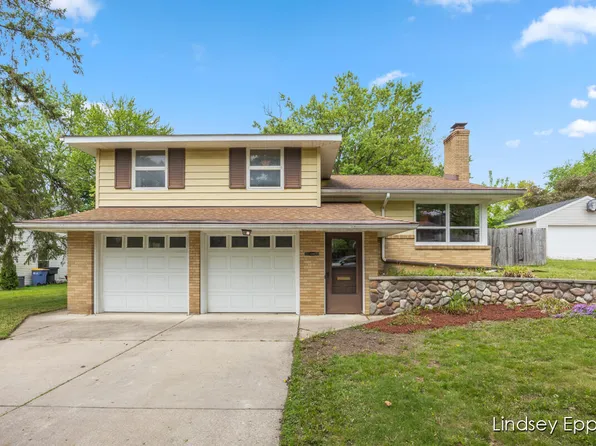 2233 Cambridge Dr SE, Grand Rapids, MI 49506
