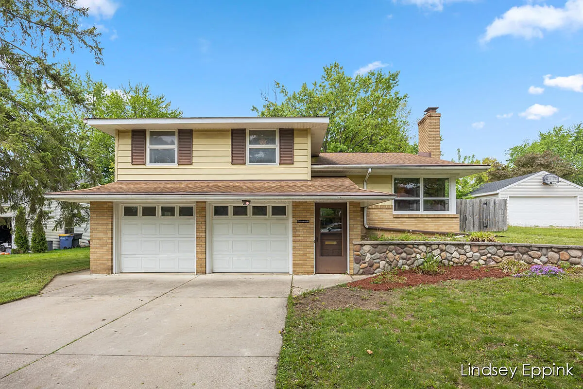 2233 Cambridge Dr SE photo 1