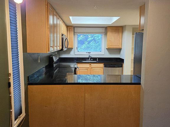 3rd image of 927 Juneau St APT 6