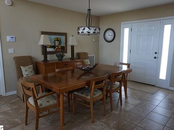 2nd image of 122 Dogwood Ln