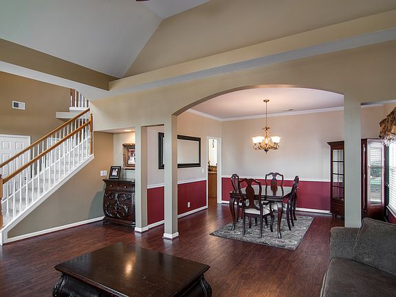 3rd image of 921 Glenridge Ln