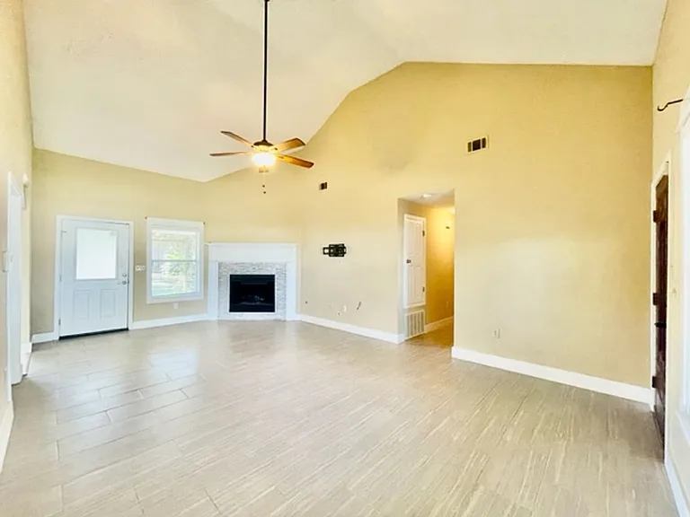 1315 Forest Shore Dr — Photo 3