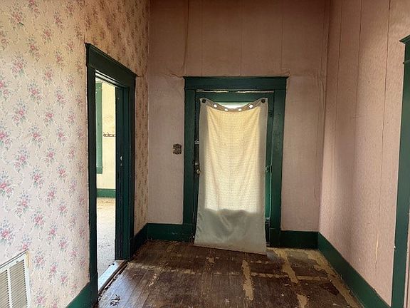 2nd image of 950 W Bonham Ave
