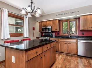 1752 Sharon Dr, Dubuque, IA 52002