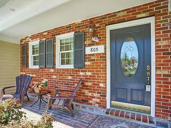 3rd image of 805 Shahraam Ct SE