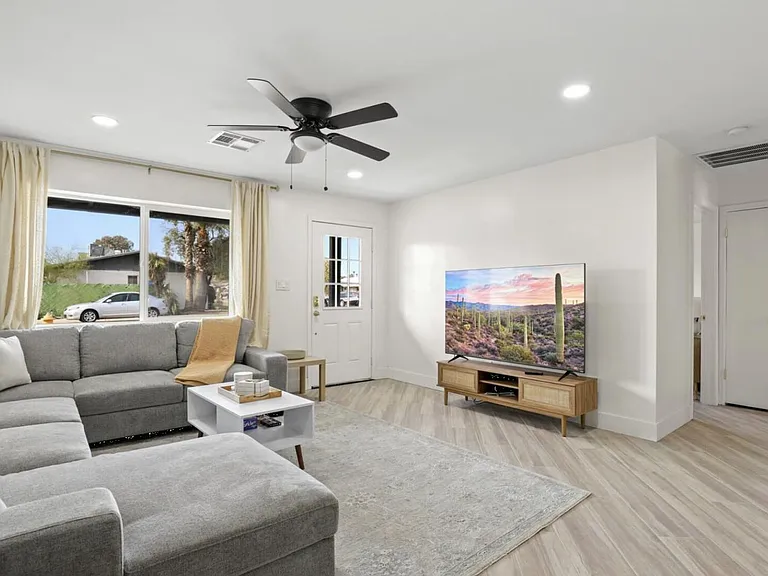 2241 N Sunset Dr — Photo 5