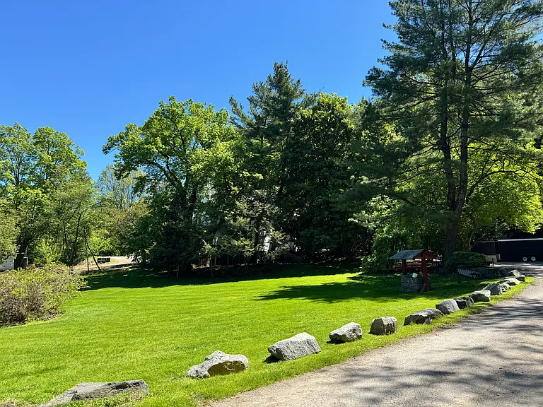 560 Taxter Rd — Photo 31