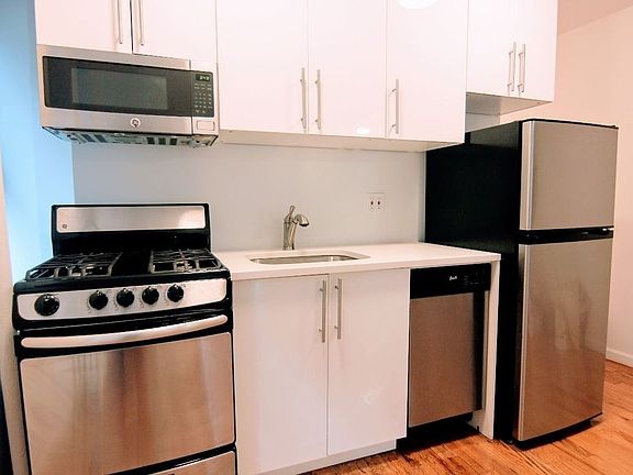 3rd image of 226 E 83rd St