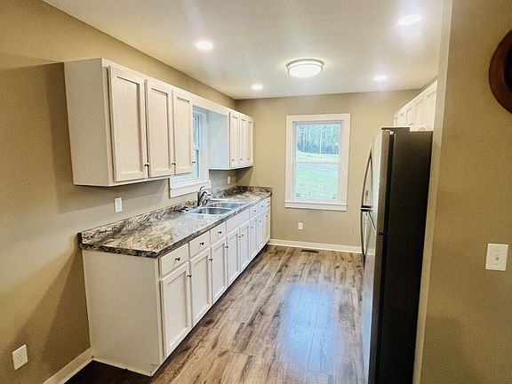 4th image of 155 Dorothy Ln