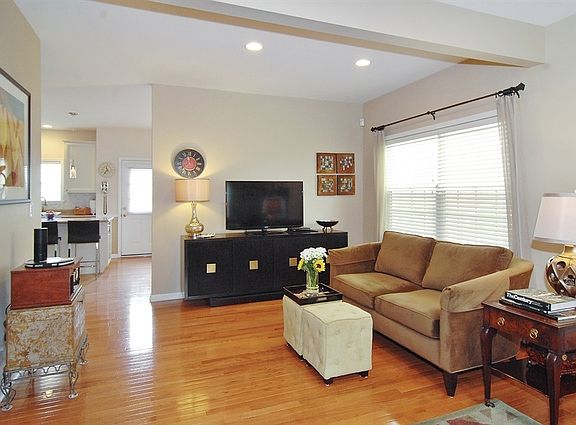 5th image of 3834 N Milwaukee Ct Unit 5