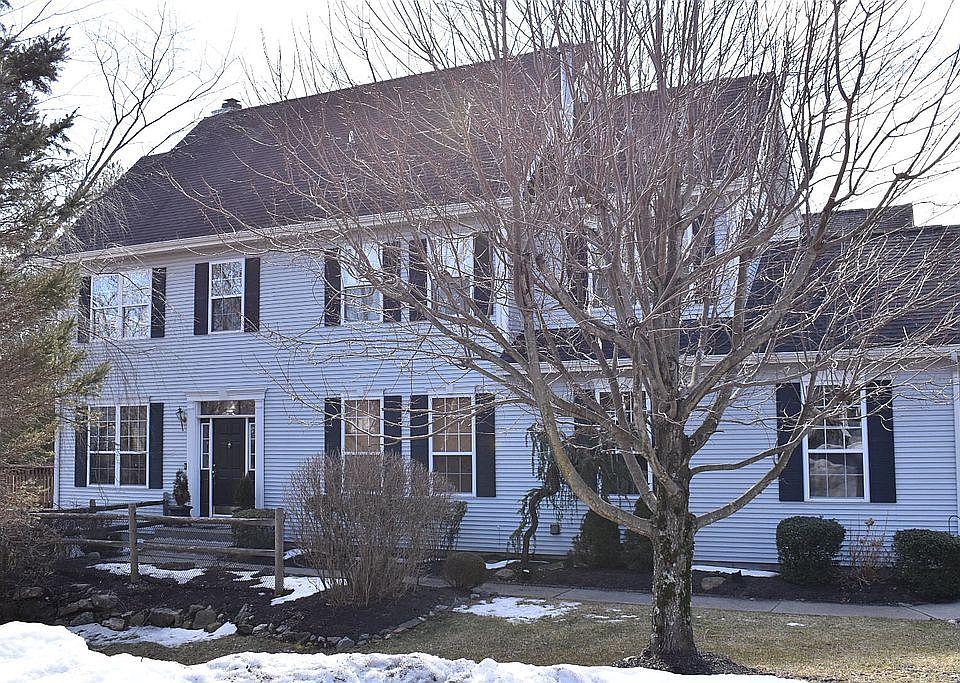 1st image of 10 Mulberry Dr