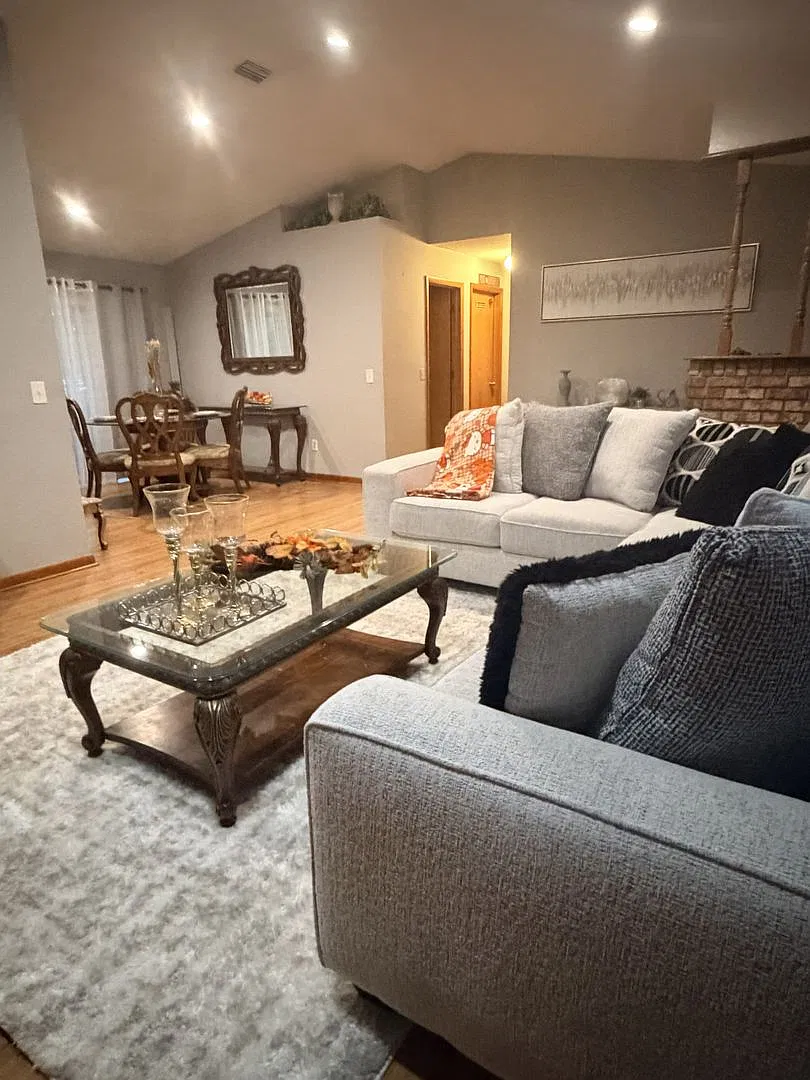 Spacious 3 Br 2 Bath Home With Added Air Conditioned Space In Garage — Photo 3