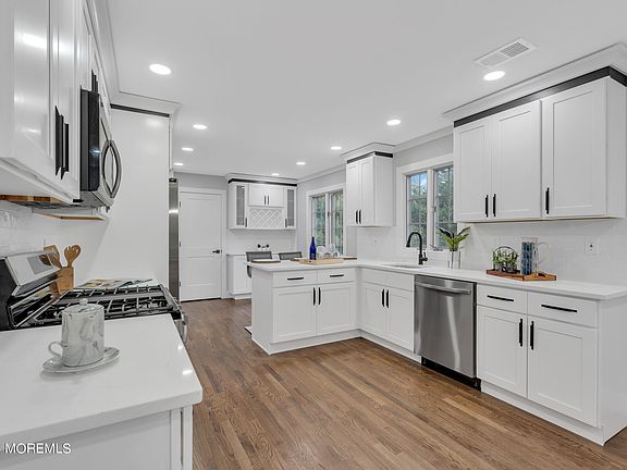 4th image of 305 Twin Oaks Drive