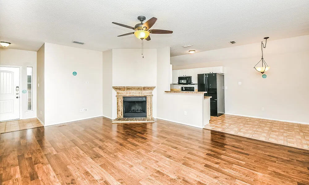 3 bed, 2.0 bath, 1288 sqft, $1,965 — Photo 4