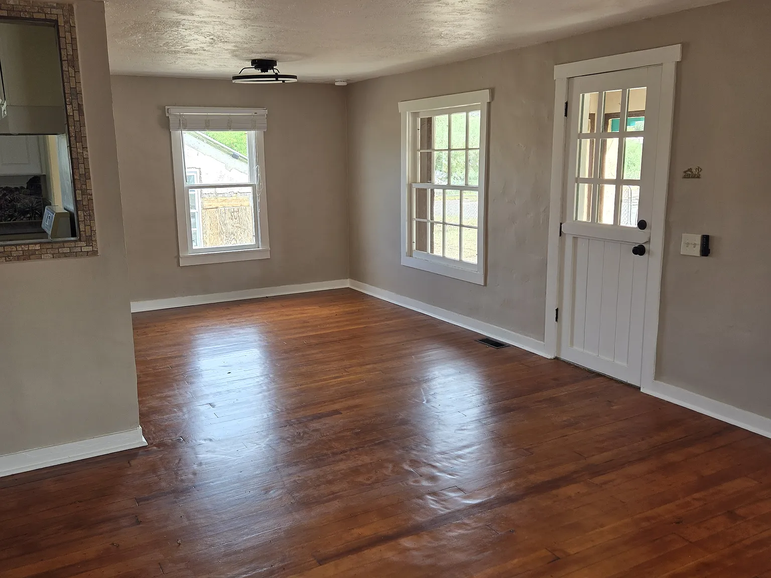 828 S Stone Ave — Photo 4